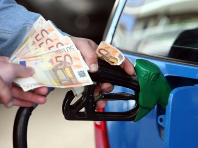 Πέφτει το αργό, υποχωρεί η αμόλυβδη