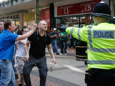 Βία μεταξύ ακροδεξιών και αριστερών στη Βρετανία