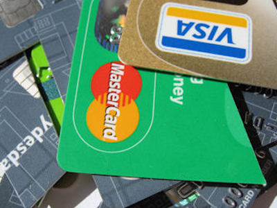 Εξαφανίζεται και το πλαστικό χρήμα από την αγορά