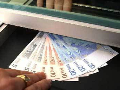 Λιγότερα δάνεια σε επιχειρήσεις και νοικοκυριά