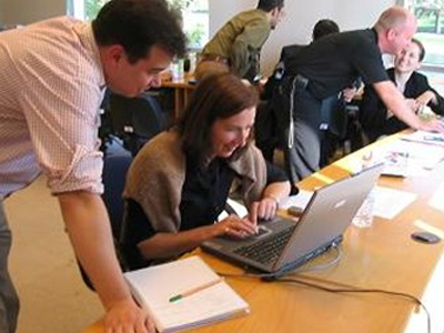 Μαζικές μειώσεις αποδοχών στο Δημόσιο από το 2010