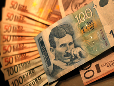 «Ενέσεις» ρευστότητας και στήριξης του δηναρίου