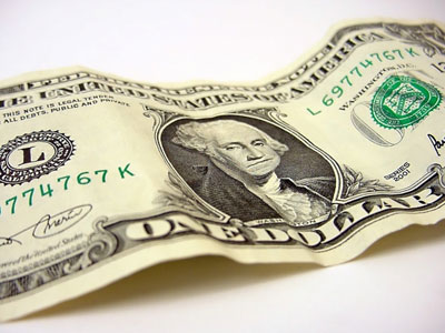 Ασταμάτητη η πτώση του δολαρίου