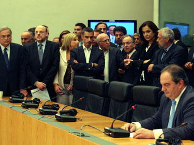 Τρεις δελφίνοι σε ένα συνέδριο