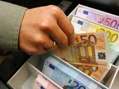 Έλλειψη χρημάτων, στάση εμπορίου