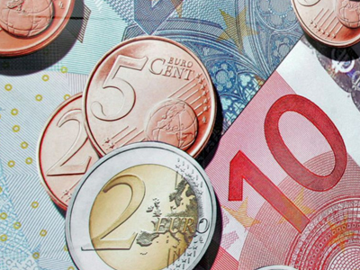 Νέες πιέσεις στο ευρώ λόγω Ελλάδας