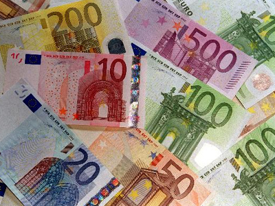 Οριακή άνοδος του ευρώ