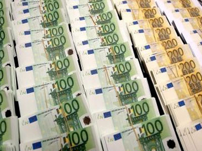 Ενισχύεται το ευρώ