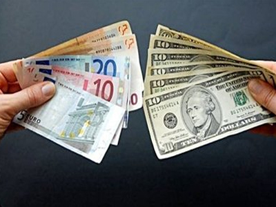 Υποχωρεί το ευρώ