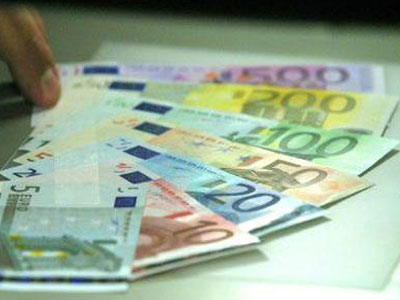 Υποχωρεί το ευρώ