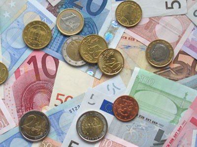 Μικρή ενίσχυση του ευρώ