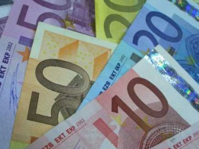 Υποχωρεί το ευρώ έναντι του δολαρίου