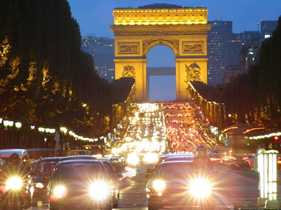 Ανοιχτά τα καταστήματα στη Γαλλία και τις Κυριακές