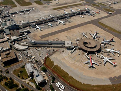 Στο “σφυρί” βρετανικά αεροδρόμια