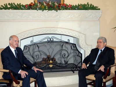 Θερμή υποδοχή Παπανδρέου από Χριστόφια