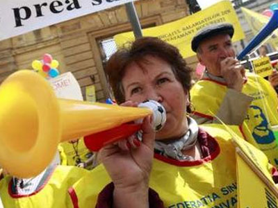 Ρουμανία: Το ξανασκέφτονται για τις περικοπές των μισθών