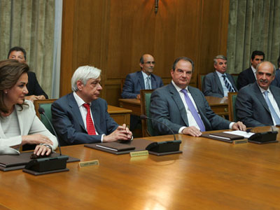 Στα “δυο κομμένη” η ΝΔ αναμένοντας τις εξελίξεις