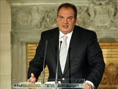 Με διάγγελμα απαντά ο Καραμανλής στον Παπανδρέου