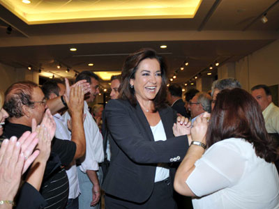 Ντόρα υπέρ Καραμανλή