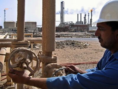 Κίνα και δολάριο ρίχνουν το πετρέλαιο