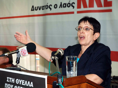 Παπαρήγα: Ο ένας τάζει “πάγωμα”, ο άλλος “δίνει” ψίχουλα