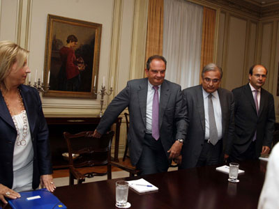 Η Κομισιόν “αποφασίζει” για τις πρόωρες εκλογές