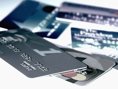 Έρχεται πλαφόν στα επιτόκια του πλαστικού χρήματος;