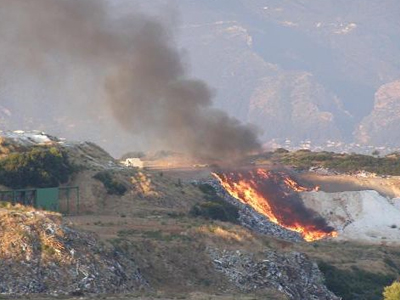 Κρέστενα: Φωτιά σε σκουπιδότοπο