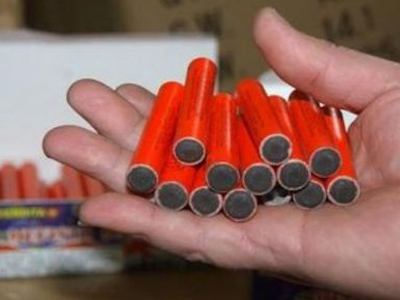 Χιλιάδες κροτίδες σε κατάστημα στα Χανιά