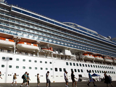 Πλωτή έκθεση στον Πειραιά