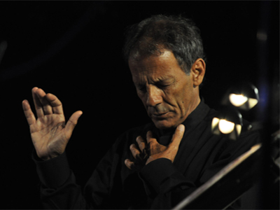 O Σταύρος Ξαρχάκος στο θέατρο «Παλλάς»