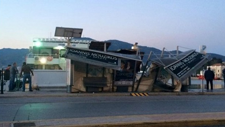 Πλοίο έδεσε στη… στάση του λεωφορείου!