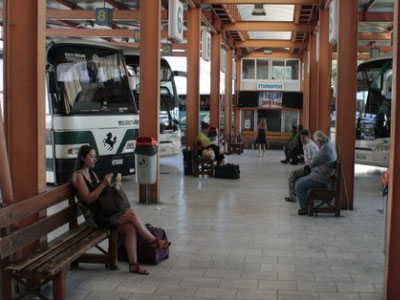 Έκανε βόλτες γυμνός στο Υπεραστικό ΚΤΕΛ Μαγνησίας!