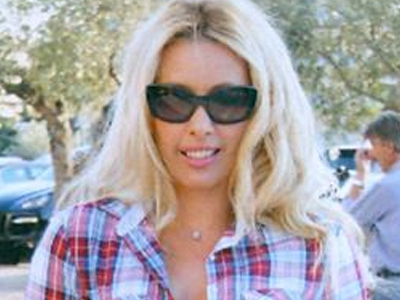 Στο γήπεδο για τον σύζυγό της