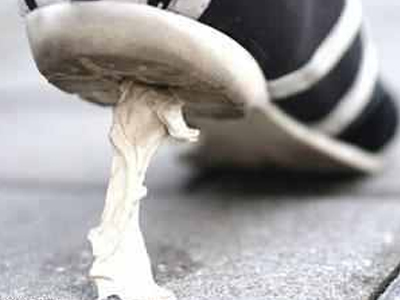 Καθάρισαν τις… τσίχλες από τα πεζοδρόμια των Χανίων