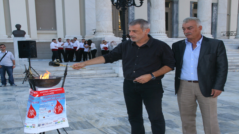 Στον Πειραιά η 13η πανελλήνια λαμπαδηδρομία εθελοντών αιμοδοτών