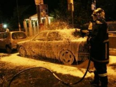 «Λαμπάδιασε» όχημα στη Γλυφάδα