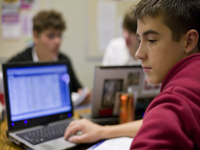 Λάπτοπ δώρισε η Νομαρχία Καρδίτσας σε αθίγγανους φοιτητές