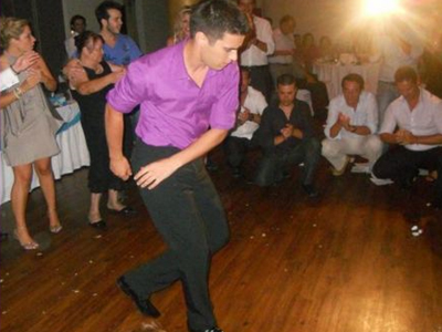 Ζεϊμπέκικο για το φίλο του