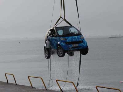 Έπεσε με το αυτοκίνητό του στο λιμάνι