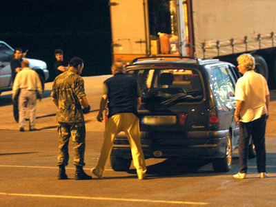 Τους έκρυβε στην καρότσα