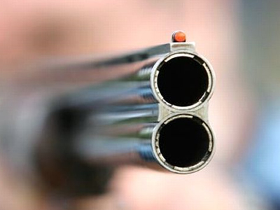 «Με ένα σμπάρο δύο τρυγόνια…»