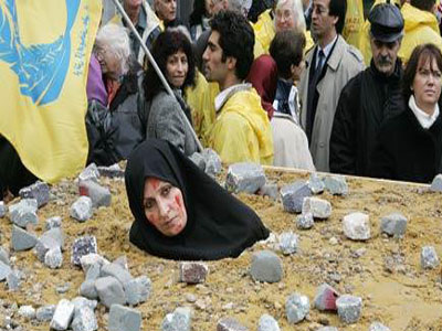 Διαμαρτύρονται για τη θανατική καταδίκη Ιρανής λόγω μοιχείας