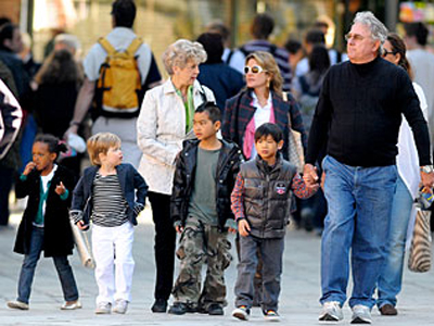 Με τόσα παιδιά…