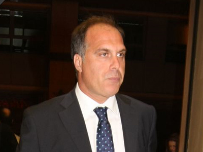 Γιατί παραμένει στην Ιταλία;