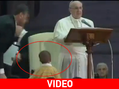 Ο μπόμπιρας δίπλα στον Πάπα που έκλεψε τα βλέμματα