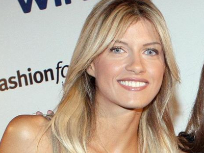 Ανεβαίνει τα σκαλιά της εκκλησίας