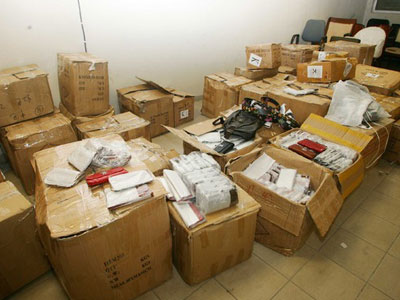 Βρήκαν 100 κούτες με προϊόντα «μαϊμού»