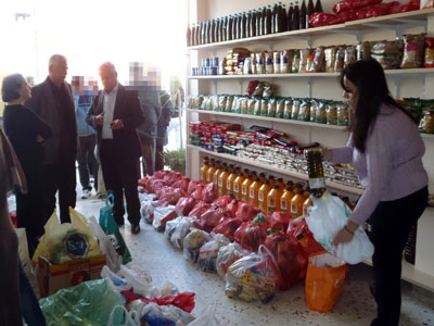 Πασχαλινή διανομή τροφίμων από το Κοινωνικό Παντοπωλείο Πασχαλινή διανομή τροφίμων από το Κοινωνικό Παντοπωλείο