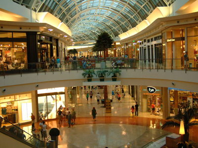 Βόλτες στην αγορά, χωρίς να ξοδεύουν, κάνουν και οι Αμερικανοί